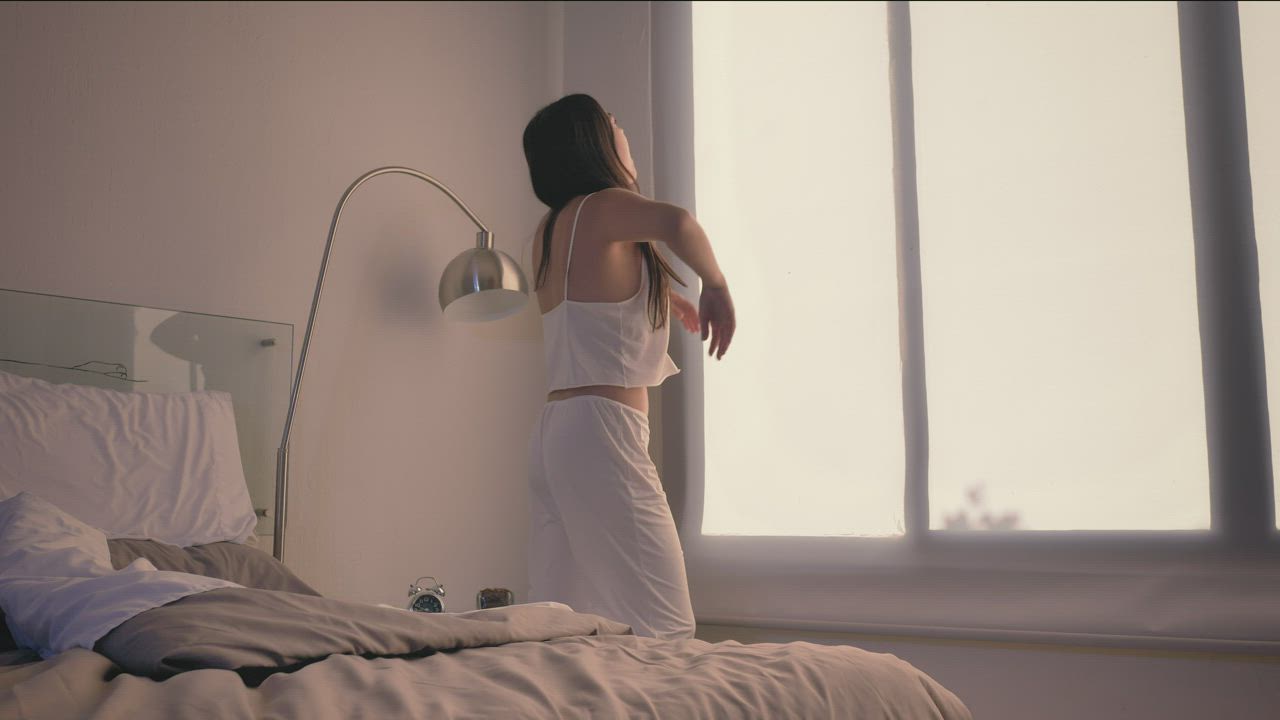 Åben bog ved et vindue med blødt morgenlys